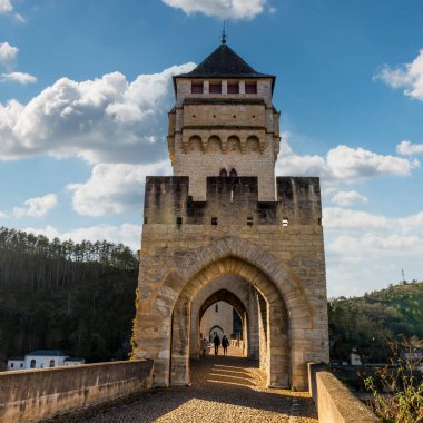 Fransa 'nın Occitanie kentindeki Cahors' ta nehir kıyısındaki ortaçağ köprüsü.