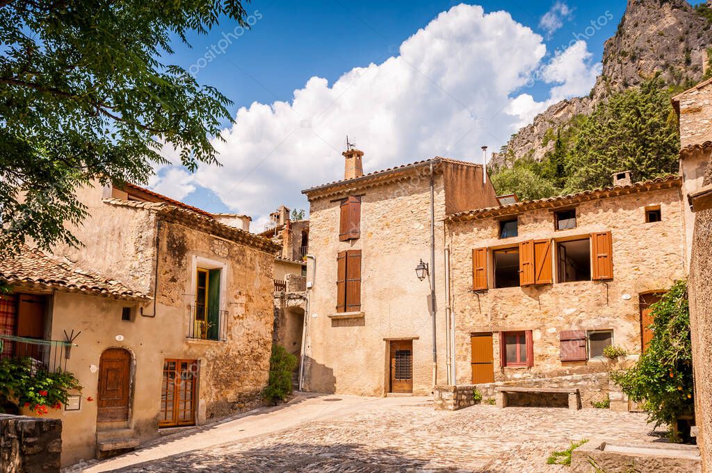 Pueblo medieval de SaintGuilhemledesert, en Occitanie, Francia 2023
