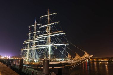 Eski yelkenli gemisi Le Belem gece Bordeaux 'da, Gironde, Yeni Aquitaine, Fransa' da demirledi.