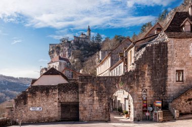 Fransa 'nın Occitanie kentindeki Rocamadour Ortaçağ köyünün ana kapısı.