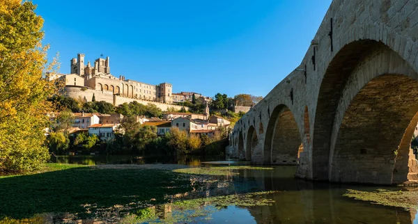 法属波利尼西亚Herault市Beziers的Orb河和Saint Nazaire大教堂上的一座旧桥 — 图库照片