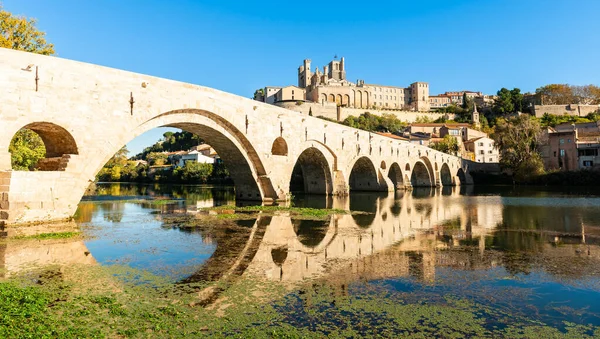 法属波利尼西亚Herault市Beziers的Orb河和Saint Nazaire大教堂上的一座旧桥 — 图库照片