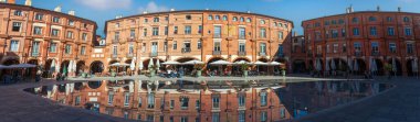 Ulusal meydan ve onun su aynası sonbaharda Montauban 'da, Tarn et Garonne' da, Occitanie, Fransa 'da