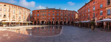 Ulusal meydan ve onun su aynası sonbaharda Montauban 'da, Tarn et Garonne' da, Occitanie, Fransa 'da
