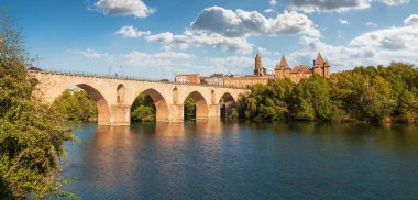 Montauban 'daki Tarn Nehri üzerindeki eski köprü, Tarn et Garonne, Occitanie, Fransa