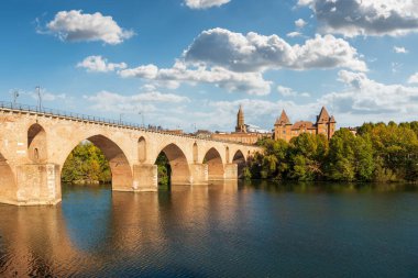 Montauban 'daki Tarn Nehri üzerindeki eski köprü, Tarn et Garonne, Occitanie, Fransa