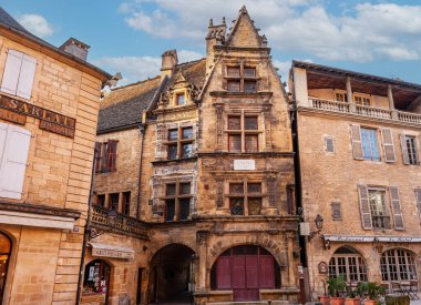 Perigord, Dordogne, Nouvelle-Aquitaine, Fransa 'daki Sarlat la Caneda kasabasının temsilci cepheleri