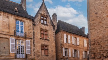 Perigord, Dordogne, Nouvelle-Aquitaine, Fransa 'daki Sarlat la Caneda kasabasının temsilci cepheleri