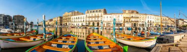 Sete, Herault, Occitanie, Fransa 'daki kraliyet kanalında Sete' nin tipik teknelerinin bulunduğu rıhtımların panoraması.