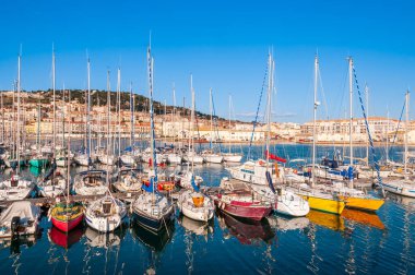 Marina de Sete ve Mont Saint Clair arka planda, gün doğumunda, sakin bir sabah, Herault, Occitanie, Fransa 'da