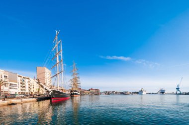 Eski yelkenli gemisi Fransa 'nın Occitanie kentindeki Sete limanında Cezayir rıhtımına demirledi.