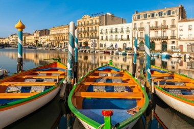 Mareşal delattre de Tassigny 'nin ön cephesindeki tipik kayıklar Sete, Occitanie, Fransa' da