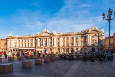 a market, place du Capitole on the square of the same name, on a winter day in Toulouse, Occitanie, France
