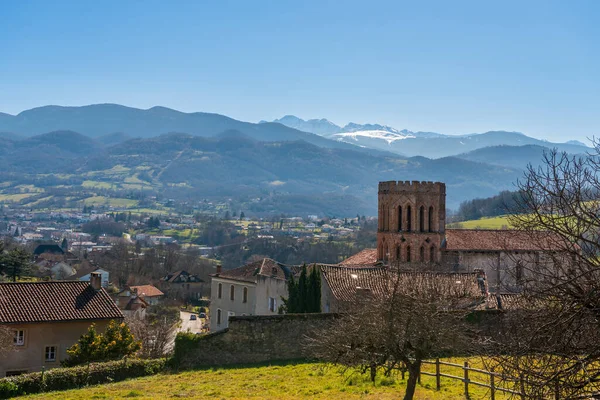 法国阿里盖的圣利齐尔主教座堂和圣利齐尔的比利牛斯山脉全景 — 图库照片