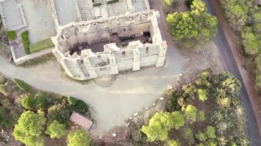 Gigean 'daki Abbaye Saint-Flix-de-Montceau' nun havadan görünüşü, bir yaz sabahı, Fransa 'nın Occitanie kentindeki Herault bölgesinde.