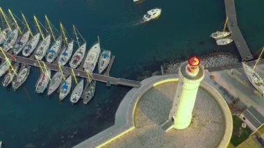 Bir yaz sabahı Sete 'deki Köstebek Saint Louis deniz feneri Herault, Occitanie, Fransa' da.