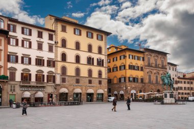 Floransa Dükü 'nün binicilik heykeli ve ben Tuscany Grandükü I. Cosimo de Medici Floransa Piazza della Signoria, Toskana, İtalya