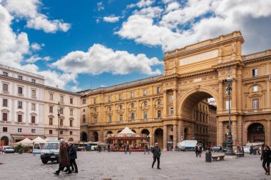 Cumhuriyet Meydanı ve Floransa 'daki zafer kemeri, İtalya' daki Toskana