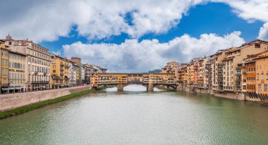 Arno nehir kıyıları ve Floransa 'da Ponte Vecchio, İtalya' da Toskana