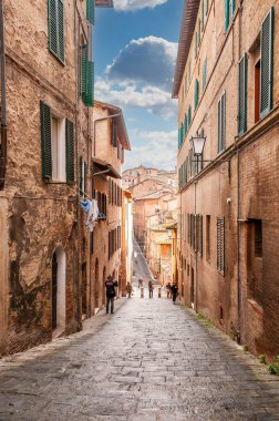 Siena, Tuscany, İtalya 'da eski dar bir cadde.