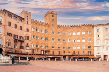 Tipik cepheler Piazza del Campo Siena, Tuscany, İtalya