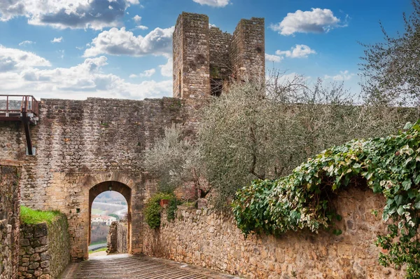 이탈리아 투스카니 시에나 근처에 니오니라는 도시의 요새화 성벽들 — 스톡 사진