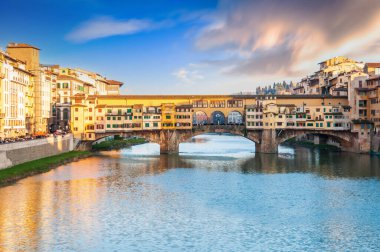 Ponte Vecchio gün batımında Arno nehrinin üzerinde, Floransa 'da, Toskana' da İtalya 'da