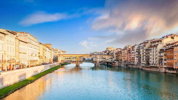 Ponte Vecchio Gün Batımında Arno Nehrinin Üzerinde Floransa Toskana Talya — Stok fotoğraf