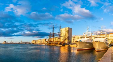Sete 'deki Cezayir rıhtımının Panorama' sı rıhtımda, Occitanie, Fransa 'da teknelerle