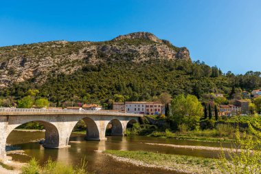 Anduze köyünün manzarası ve Gardon nehri, Cevennes, Gard, Occitanie, Fransa