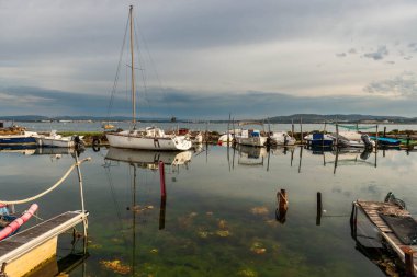 Fransa 'nın Occitanie kentindeki Sete' de Thau göleti üzerinde Pointe Courte bölgesi.