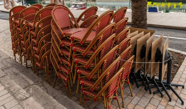 Στοίβα Από Καρέκλες Εστιατορίου Και Τραπέζια Ένα Πεζοδρόμιο — Φωτογραφία Αρχείου