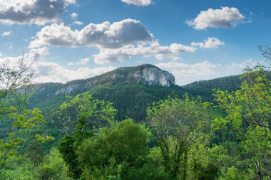 Navacelles Sirki 'ni çevreleyen dağlar ve yaylalar, Hrault, Occitanie, Fransa