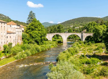 Ganj 'daki Hrault nehri üzerindeki köprü, Hrault, Occitanie, Fransa