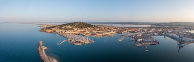 Gündoğumunda Fransa 'nın Occitanie şehrinde Sete şehrinin hava panoramiği