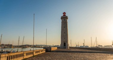Sete limanından, Herault, Occitanie, Fransa 'daki Köstebek Saint Louis Deniz Feneri.