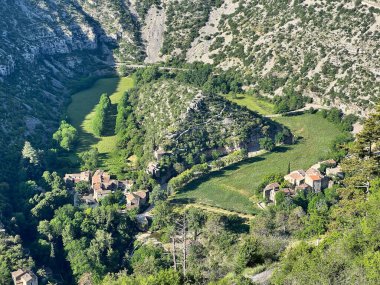 Navacelles sirkinin merkezinde, bakirenin kayasıyla, Herault, Occitanie, Fransa