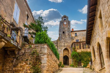 Fransa 'nın Occitanie kentindeki Aveyron nehrinin üzerindeki güzel ortaçağ köyü Bruniquel.