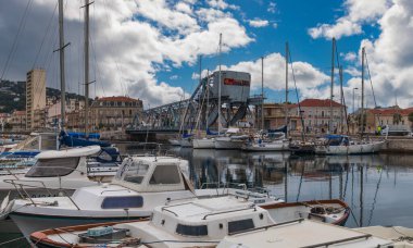 Pont Tivoli ve Peyrade Kanalı 'ndaki tekneler Sete, Occitanie, Fransa' daki Quai d 'orient' ten.