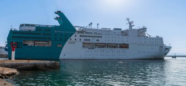 Feribot Fransa 'nın Occitanie kentindeki Sete limanına giriyor.