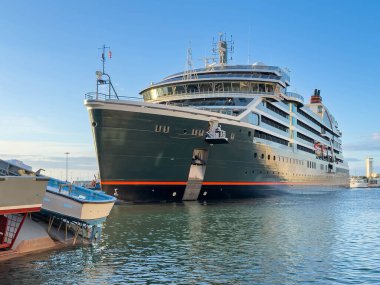 Bir yaz sabahı Fransa 'nın Occitanie şehrinde Sete limanına giren bir yolcu gemisi.