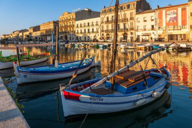 Sete, Herault, Occitanie, Fransa 'da kraliyet kanalı üzerinde gün doğumu ve tipik tekneler.