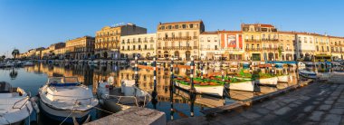 Sete, Herault, Occitanie, Fransa 'da kraliyet kanalı üzerinde gün doğumu ve tipik tekneler.