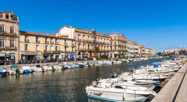 Kanal de Sete, tekneleri ve balıkçı tekneleriyle, bir yaz sabahı, Fransa 'nın Herault kentindeki Sete' de