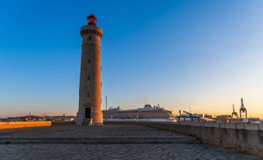 Köstebek Saint Louis deniz feneri ve bir yolcu gemisi, Sete limanından, gün doğumunda, Herault, Occitanie, Fransa