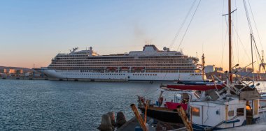Bir yaz sabahı Fransa 'nın Occitanie şehrinde Sete limanına giren bir yolcu gemisi.