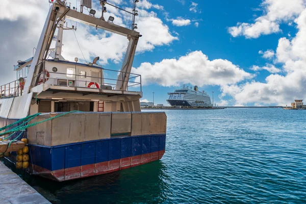 Ett Kryssningsfartyg Dockning Och Trålare Förgrunden Hamnen Sete Frankrike — Stockfoto