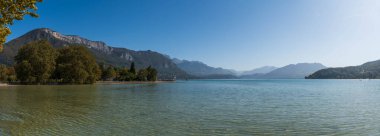 Annecy, Haute-Savoie, Fransa 'daki gölün kıyısından muhteşem bir manzara.