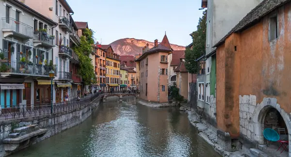 Quai de l 'eveche ve Palais de l' isle 'nin arkası, gün batımında, Annecy, Haute-Savoie, Fransa