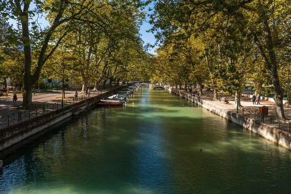 Quai Jules Philippe, Fransa 'nın Haute Savoie kentindeki Annecy Gölü' nde, ağaçların gölgesinde bir kanal.